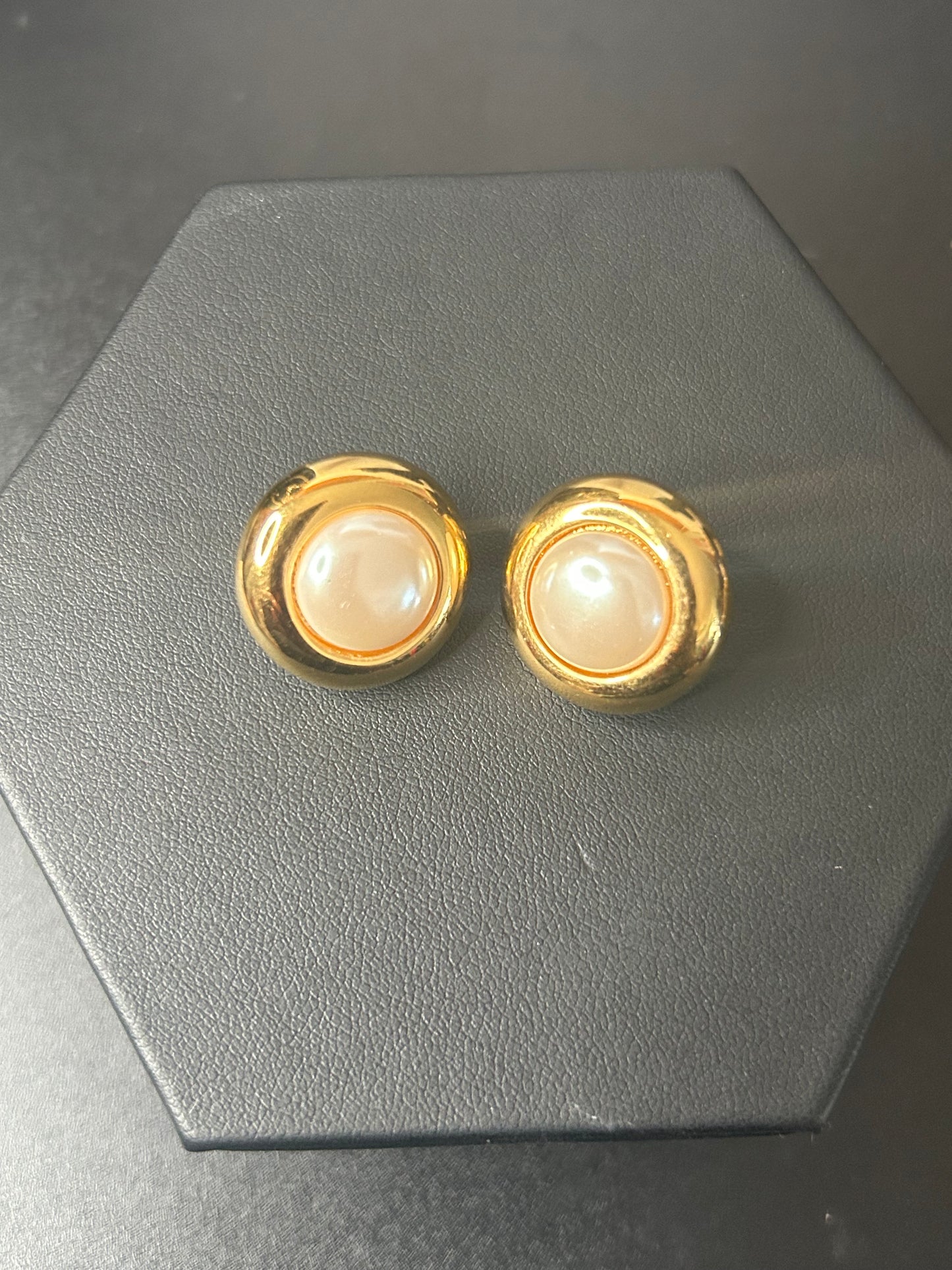 Vintage Pearl Gold tone Earrings (clip on)